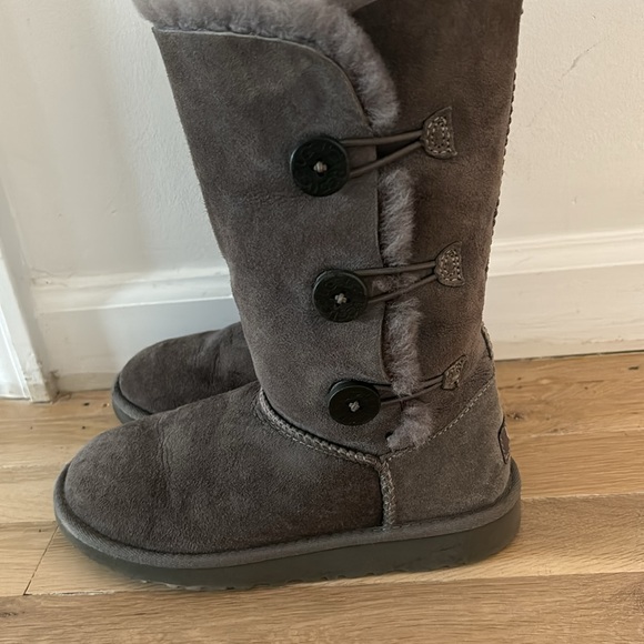 UGGS, gently worn, VERY good condition! - Picture 3 of 6